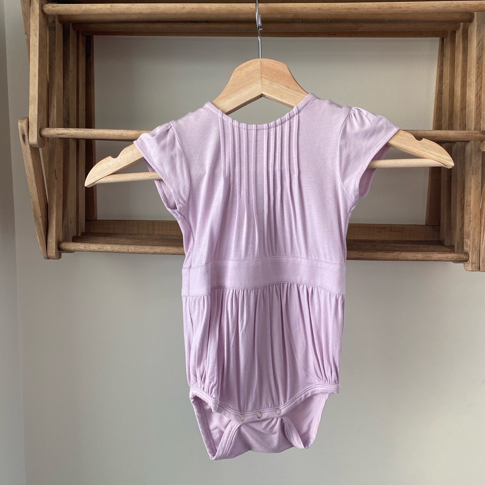 Kate Quinn new with tags, short sleeve pintuck, bubble, size 12-18m in Lavender.